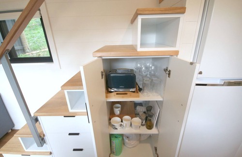 Millgrove Cottage | Kookaburra's Perch Tiny House. Secluded, Peaceful and Dog Friendly.