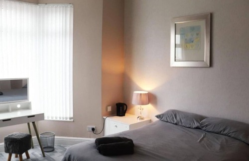 Everton Apartment | Kop View Room 4 - for 4 Guests Near Anfield Stadium