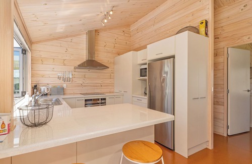Matarangi Cottage | Kowhai Retreat - Matarangi Holiday Home