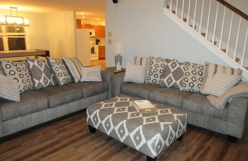 La Follette House | Kozy Kove Lakefront, tram,private cove near jumping bridge, fits 4+ families