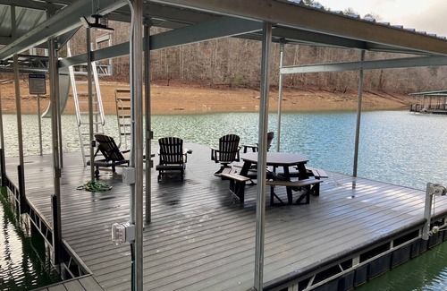 La Follette House | Kozy Kove Lakefront, tram,private cove near jumping bridge, fits 4+ families