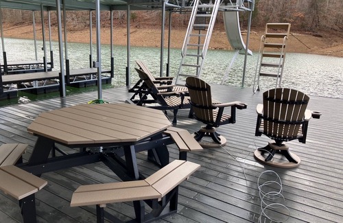 La Follette House | Kozy Kove Lakefront, tram,private cove near jumping bridge, fits 4+ families