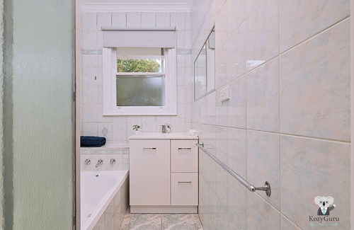 Maidstone House | KozyGuru | 3BR Close to Vic Uni and Footscray Hosp