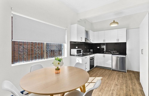 Arncliffe House | KozyGuru | Arncliffe | Airport Cottage 3 Bed House