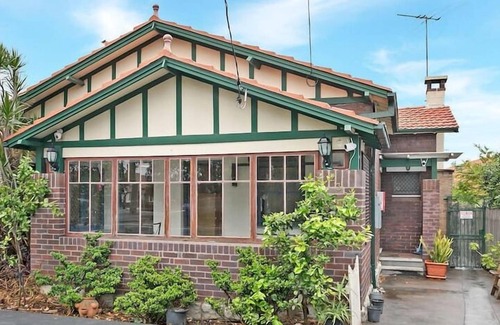 Arncliffe House | KozyGuru | Arncliffe | Airport Cottage 3 Bed House
