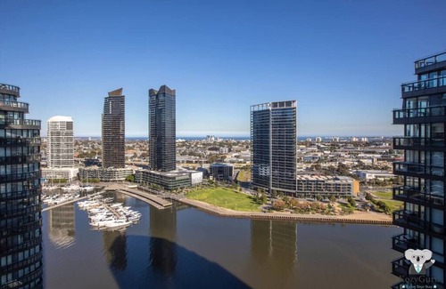 Docklands Apartment | KOZYGURU | DOCKLANDS | HIGH LEVEL WATERVIEW | 1BED | POOL | VDO883