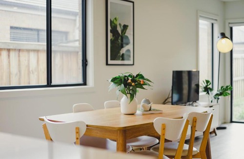 Greenvale House | KOZYGURU | Greenvale VIC | Roomy Charming | 7 Bed House + Free Parking