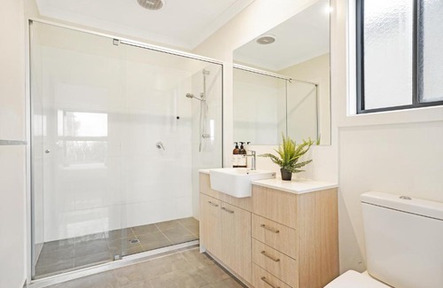 Greenvale House | KOZYGURU | Greenvale VIC | Roomy Charming | 7 Bed House + Free Parking