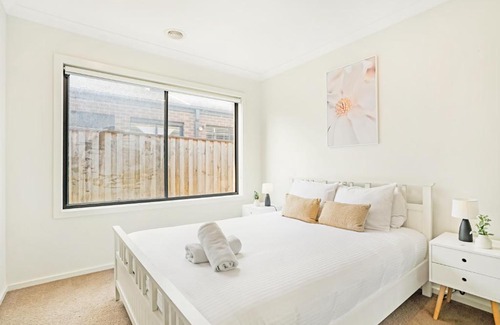 Greenvale House | KOZYGURU | Greenvale VIC | Roomy Charming | 7 Bed House + Free Parking