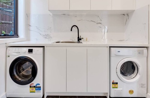 Vermont South House | KOZYGURU | Melbourne | Deakin University Close by 3 BED Family House VVS005