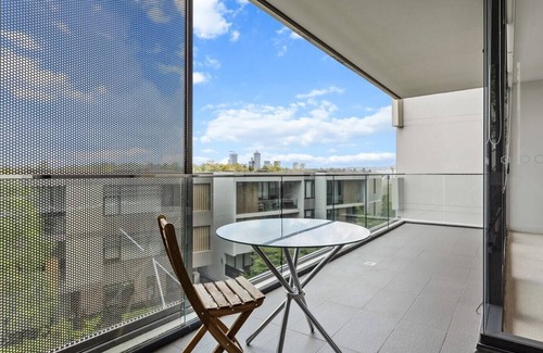 Mortlake Apartment | KozyGuru | Mortlake | Lovely 2 Bed APT