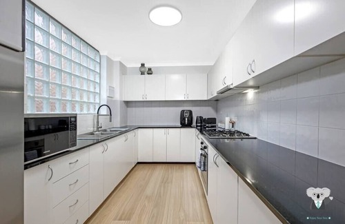 Parramatta Apartment | KozyGuru | Parramatta | 3 Beds APT