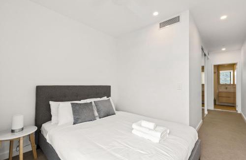 South Brisbane Apartment | KOZYGURU SOUTH BRISBANE KOZY 2 BEDROOMS APT + FREE PARKING BRISBANE ONE QSB001-1203