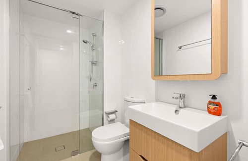 South Brisbane Apartment | KOZYGURU SOUTH BRISBANE KOZY 2 BEDROOMS APT + FREE PARKING BRISBANE ONE QSB001-1203