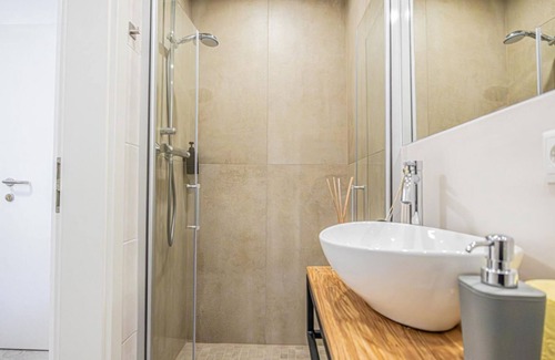 Krems an der Donau Apartment | Krems Bahnhof Room Air Condition TV shared kitchen