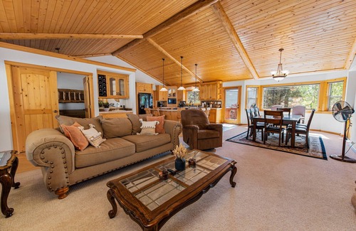 Castle Glen Estates Cabin | Kubo Del Sol - Log Cabin, Hot Tub, Game Room, Pool Table, Ping Pong