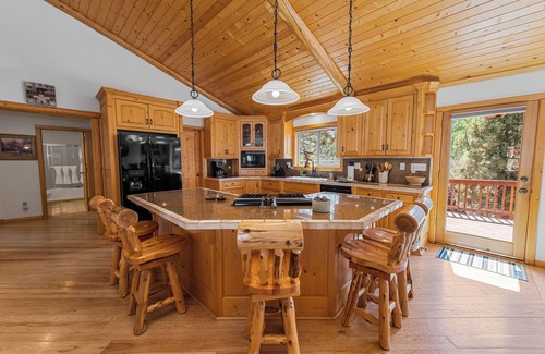 Castle Glen Estates Cabin | Kubo Del Sol - Log Cabin, Hot Tub, Game Room, Pool Table, Ping Pong