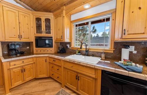 Castle Glen Estates Cabin | Kubo Del Sol - Log Cabin, Hot Tub, Game Room, Pool Table, Ping Pong