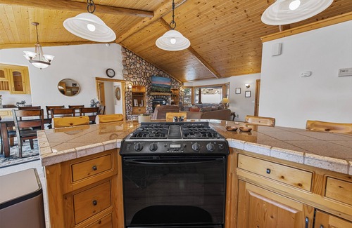 Castle Glen Estates Cabin | Kubo Del Sol - Log Cabin, Hot Tub, Game Room, Pool Table, Ping Pong