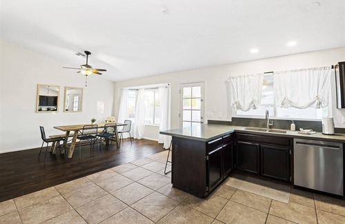 Glendale House | Kulla Oasis: Family Retreat-Park access-Free Heated Pool-Fast Wi-Fi-Near Stadium