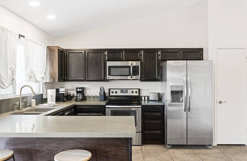 Glendale House | Kulla Oasis: Family Retreat-Park access-Free Heated Pool-Fast Wi-Fi-Near Stadium
