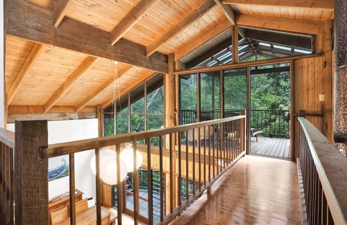 Kuranda Cabin | Kuranda Rainforest Chalet- Rainforest Retreat with Private Creek, Chef’s Kitchen & Spacious Deck