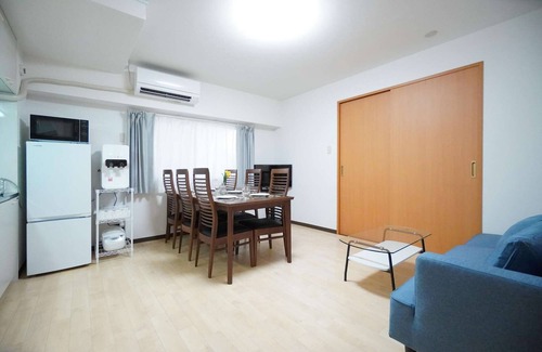 Dotonbori Apartment | Kuromon Dotonbori 3 min!Sleeps 8!Hot and cold water server installed! Fast Wifi!