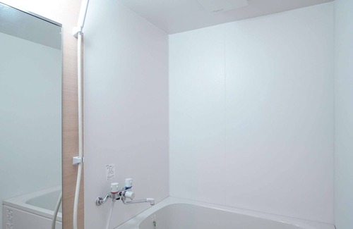 Dotonbori Apartment | Kuromon Dotonbori 3 min!Sleeps 8!Hot and cold water server installed! Fast Wifi!
