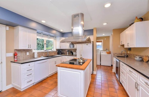 Comox House | Kye Bay Beach House Oceanfront Retreat