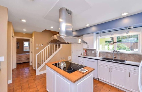 Comox House | Kye Bay Beach House Oceanfront Retreat