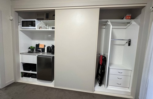 Bentleigh East Apartment | L'école Private Studio-apartment by My Lodgingfy