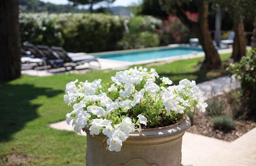 Mougins Villa | L'élégante Bastide en pierre avec vue sur le vieux village de Mougins