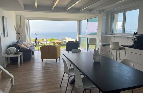 Plougonvelin House | "L'Abri côtier", exceptional location on the cliff with 180° sea view.