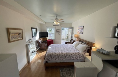 Wolfville Bed & Breakfast | L'Acadie Room -Patio, Downtown