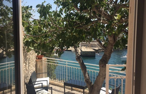 Cassis Apartment | L 'AIGUADE, an exceptional apartment on the rocks facing the lighthouse and the sea