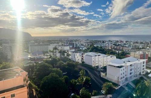 Sainte-Clotilde Apartment | L appart dans les Nuages - Climatisé - Piscine - Vues panoramiques - Proche aéroport et Université