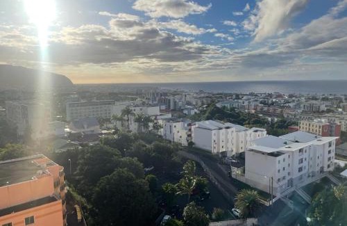 Sainte-Clotilde Apartment | L appart dans les Nuages - Climatisé - Piscine - Vues panoramiques - Proche aéroport et Université
