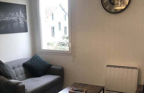 Les Mureaux Apartment | L'Appart Sympa et Tout Confort opposite the station