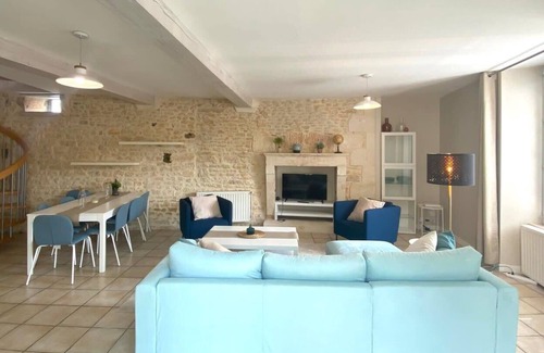 Poitiers House | L'Aqua: townhouse with large terrace