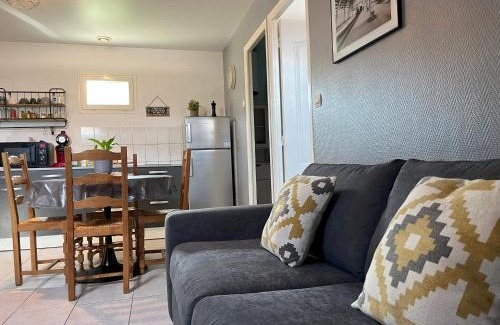 Miroir - Batignolles Apartment | L'Arbre de Vy - T2 42m2 indépendant, 5 pers, garage, proche Gare