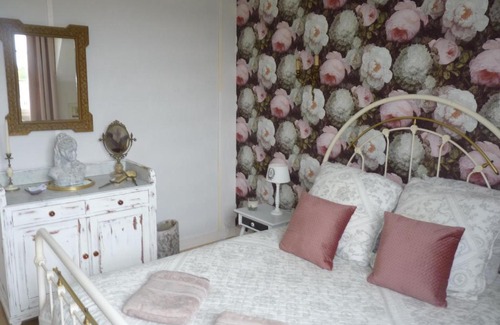 Sainte-Catherine-de-Fierbois Hotel | L'arum antique