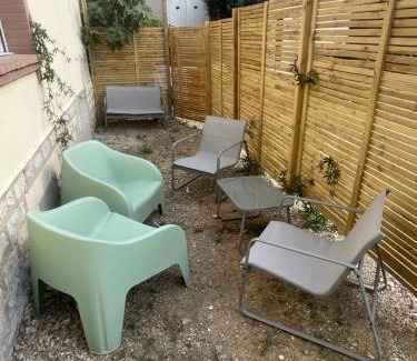 Besancon Apartment | L'Atelier de l'Horloger 2 ch 6 pers Cour privée & Parking