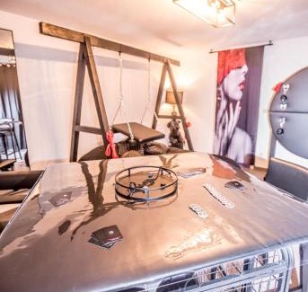 Walbourg Apartment | L'Atelier KUROI - Love Room BDSM - Balançoire, Banc de fessée, Cage, Croix, Tantra