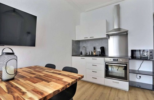 Mulhouse Apartment | L'Ébène, Elegance Near the Highway, Free Parking