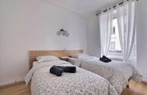 Mulhouse Apartment | L'Ébène, Elegance Near the Highway, Free Parking