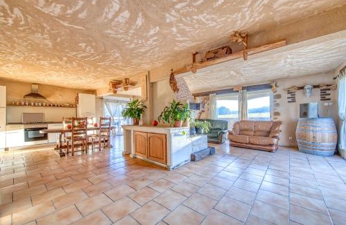 Guizengeard House | L'Ecurie