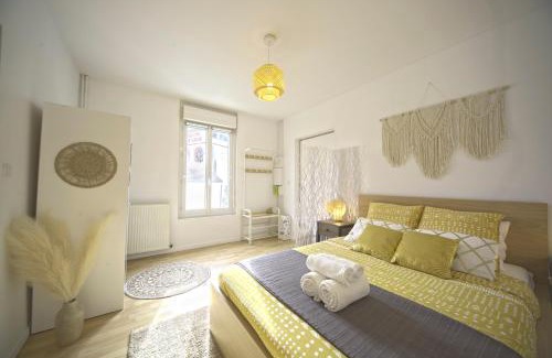 Sens Apartment | L'Eldorado - By BEST KEYS - Idéal Pros, Couple & Famille - 1 Chambre et 1 Canapé-Lit Convertible - Cosy & Confort - Centre Ville - Netflix & WiFi Fibre - Machine à Café Nespresso - Check-in Autonome - Parking Facile & Gratuit