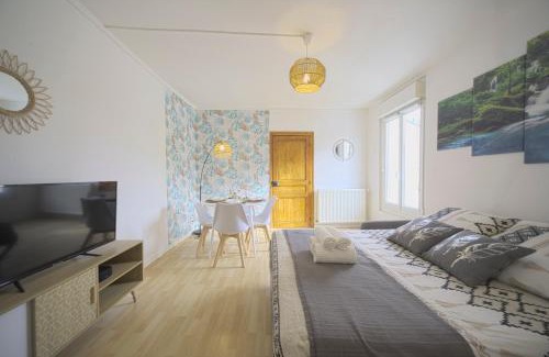 Sens Apartment | L'Eldorado - By BEST KEYS - Idéal Pros, Couple & Famille - 1 Chambre et 1 Canapé-Lit Convertible - Cosy & Confort - Centre Ville - Netflix & WiFi Fibre - Machine à Café Nespresso - Check-in Autonome - Parking Facile & Gratuit