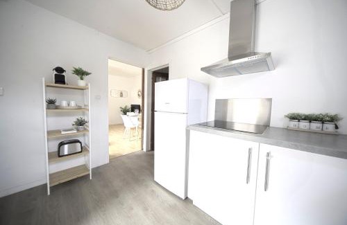 Sens Apartment | L'Eldorado - By BEST KEYS - Idéal Pros, Couple & Famille - 1 Chambre et 1 Canapé-Lit Convertible - Cosy & Confort - Centre Ville - Netflix & WiFi Fibre - Machine à Café Nespresso - Check-in Autonome - Parking Facile & Gratuit