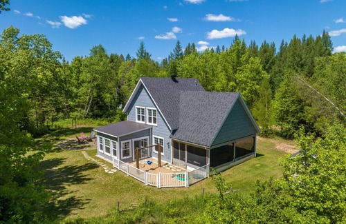 Matawinie Regional County Municipality Apartment | L`Enchanteur |Hot Tub | River & Kayaks |EV Charger